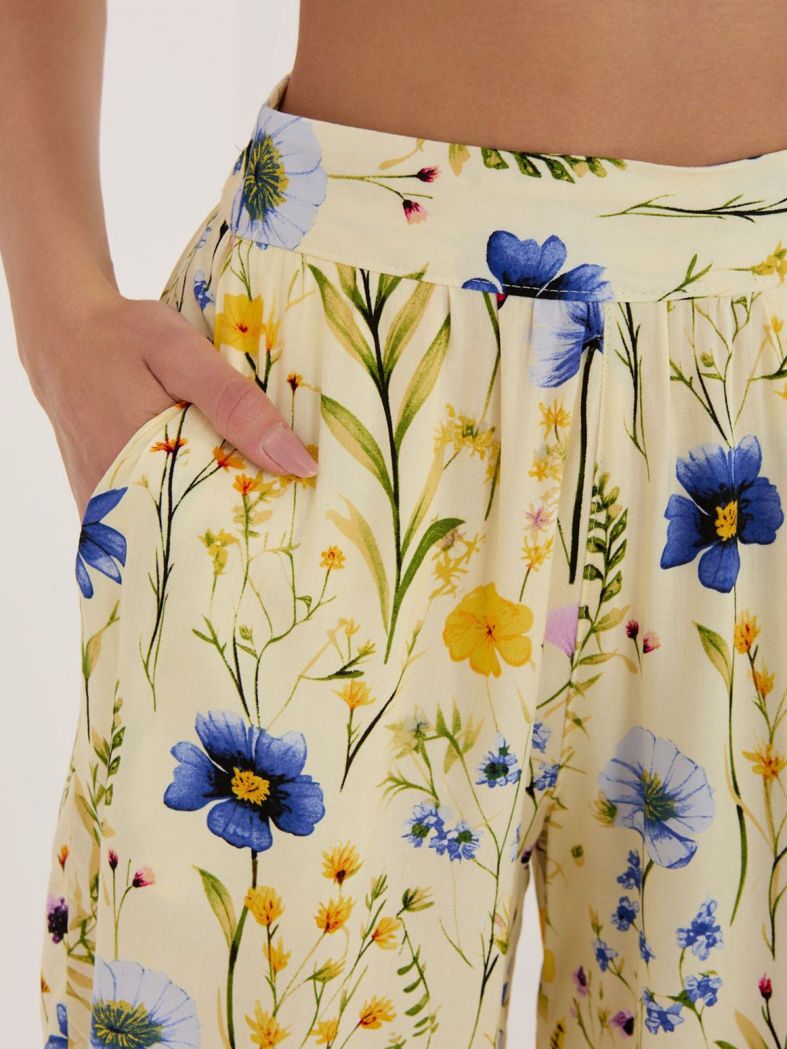 Gelbe Shorts mit Blumenmuster