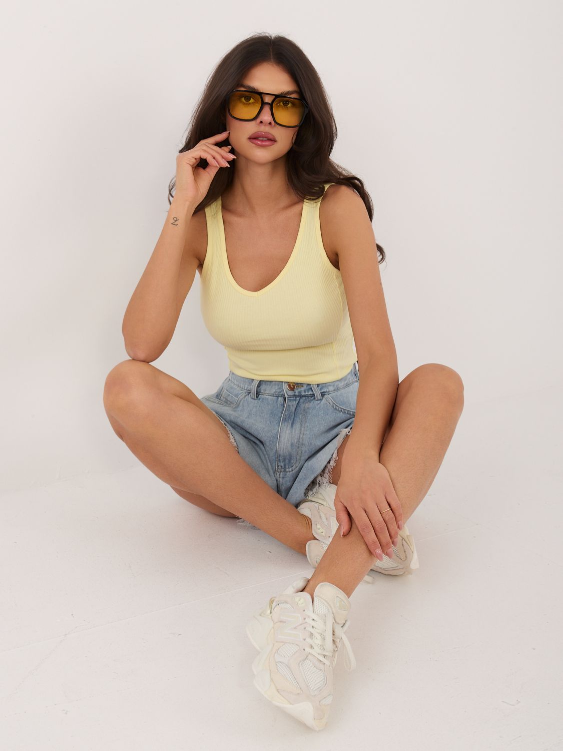 Gelbes Ripp-Top mit V-Ausschnitt und Trägern