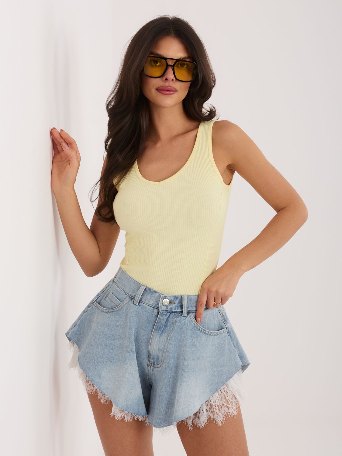 Gelbes Ripp-Top mit V-Ausschnitt und Trägern