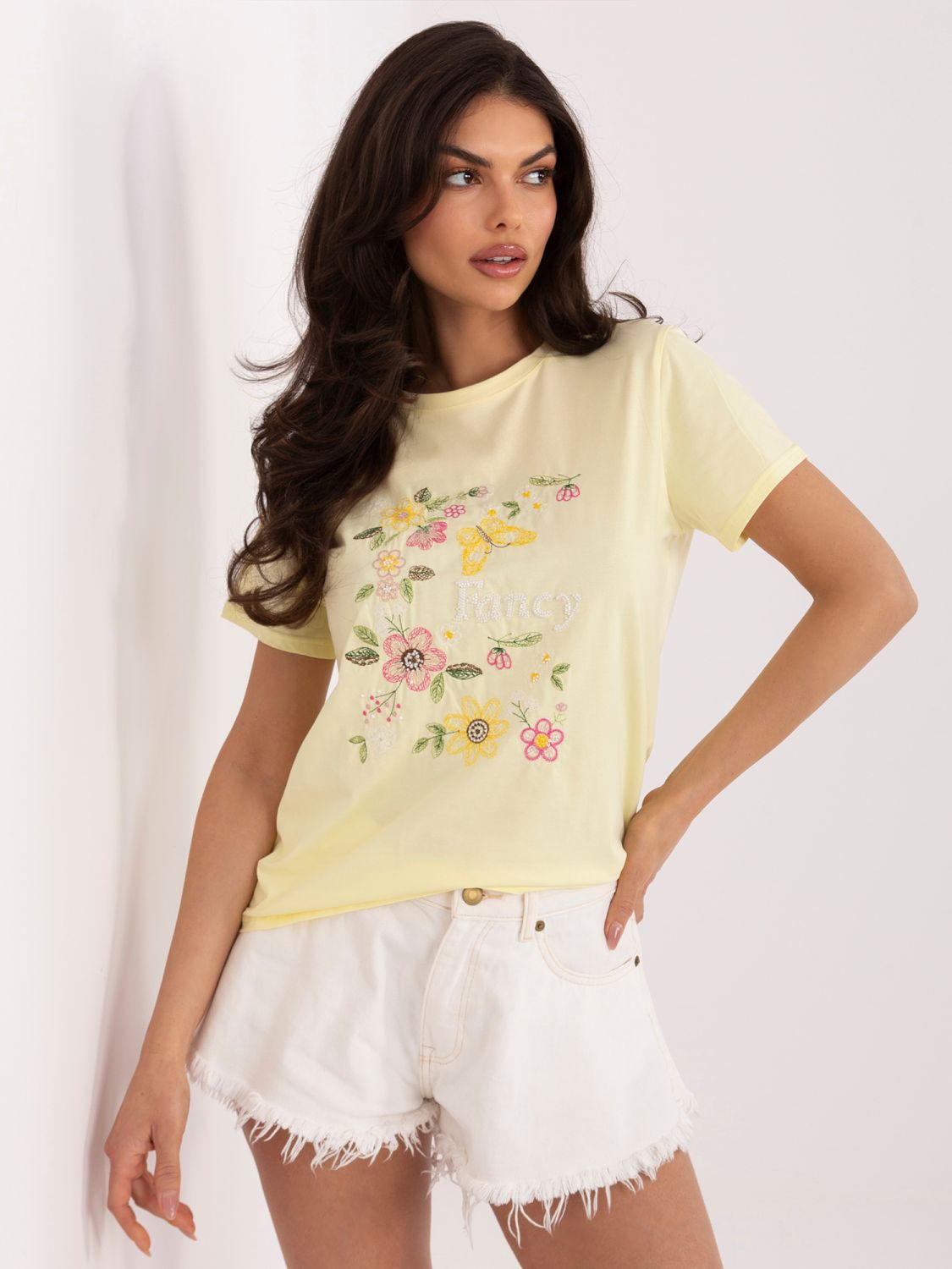 Gelbes T-Shirt mit Applikation und Stickerei