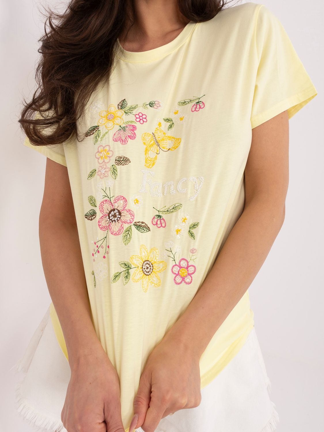 Gelbes T-Shirt mit Applikation und Stickerei