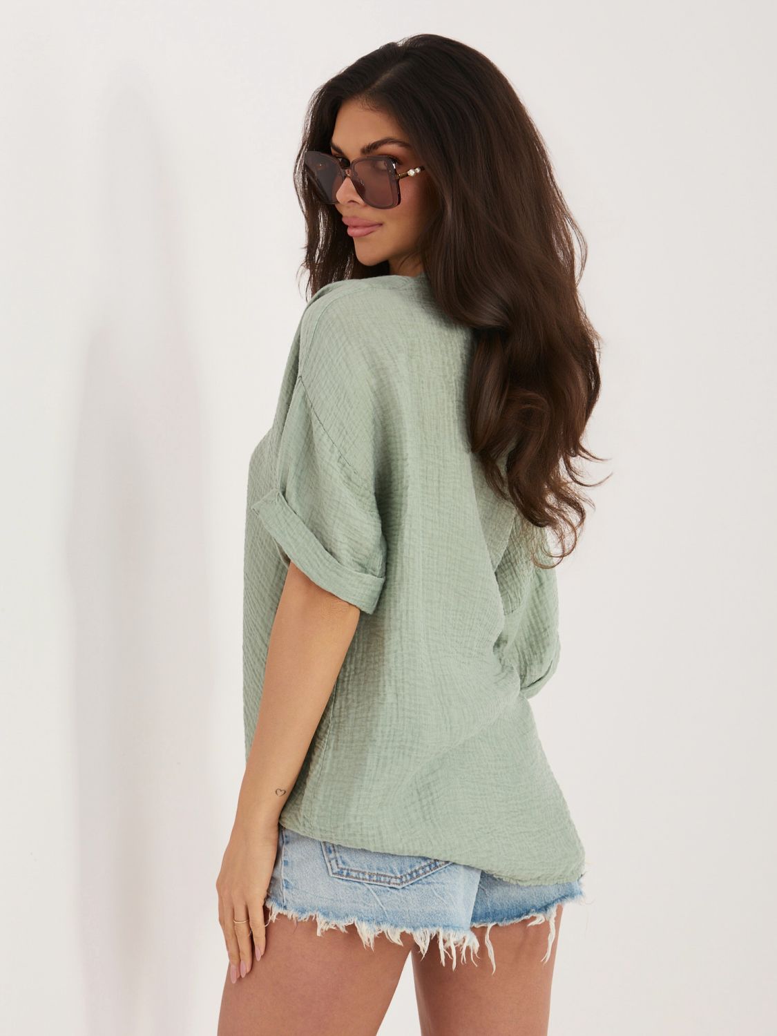 Moderne khakifarbene Bluse mit V-Ausschnitt und kurzen Ärmeln