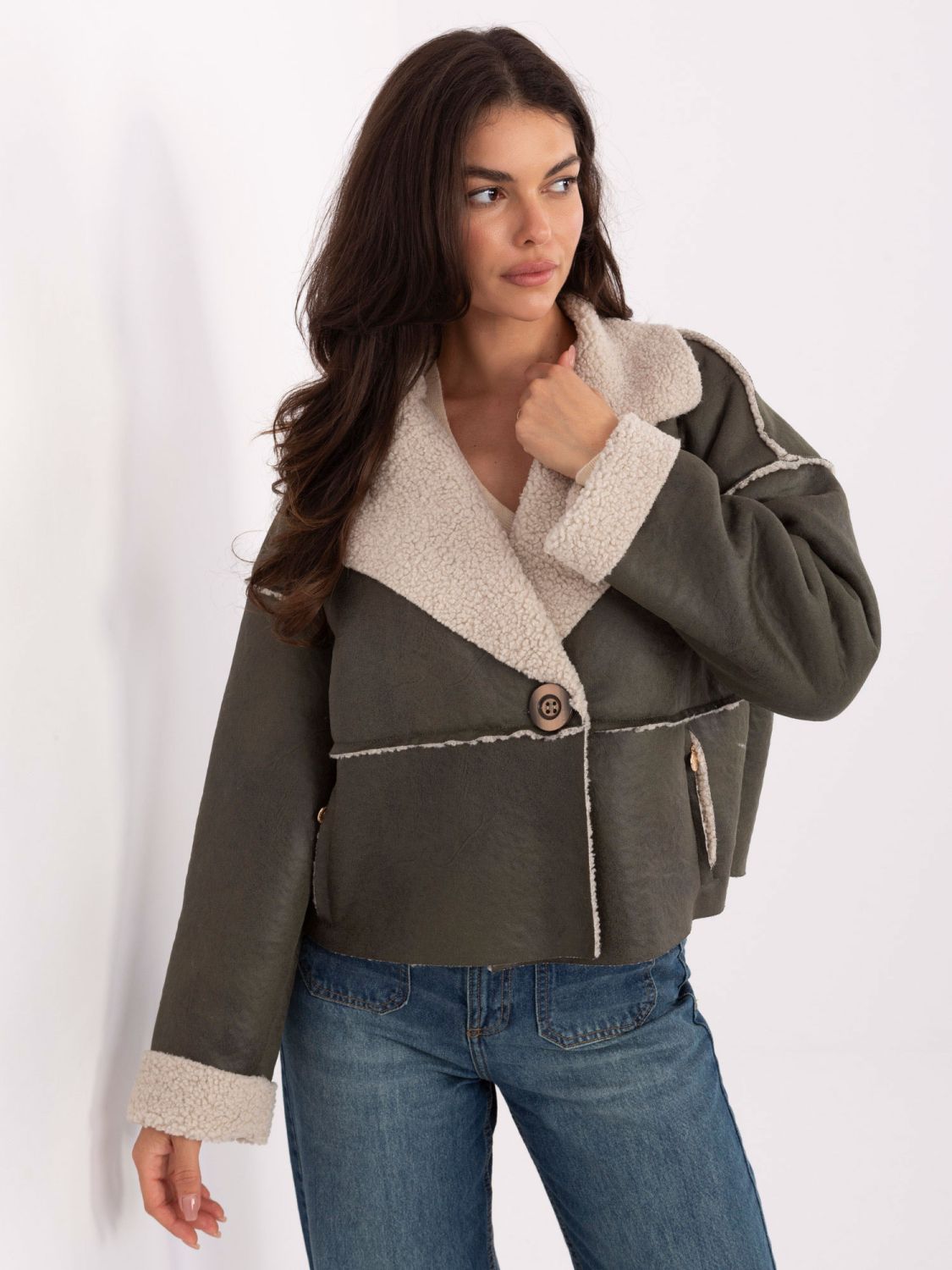 Kurze khakifarbene Übergangsjacke mit Knöpfen