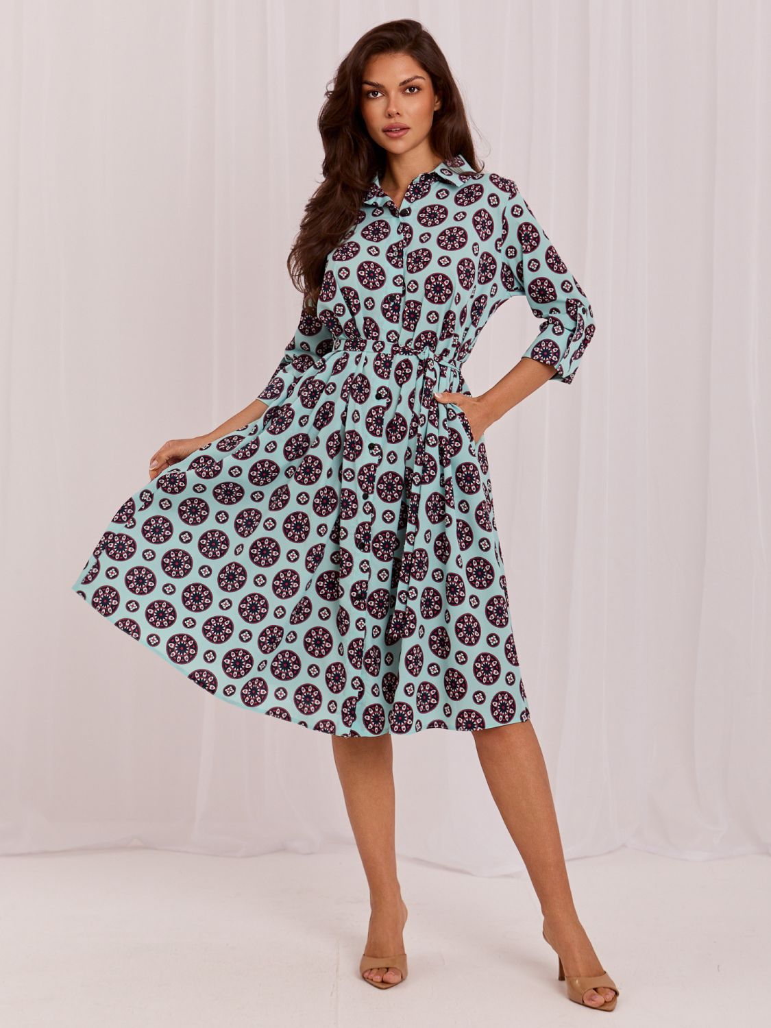 Elegantes ausgestelltes Midi-Kleid mit Gürtel und Print
