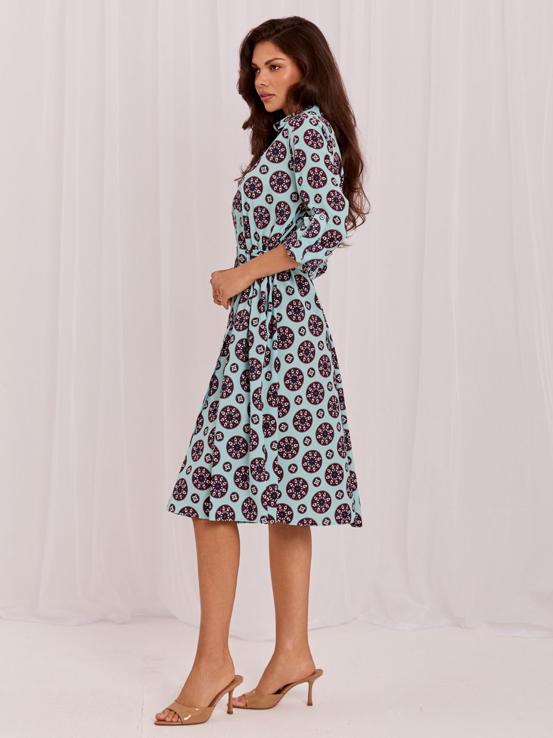 Elegantes ausgestelltes Midi-Kleid mit Gürtel und Print