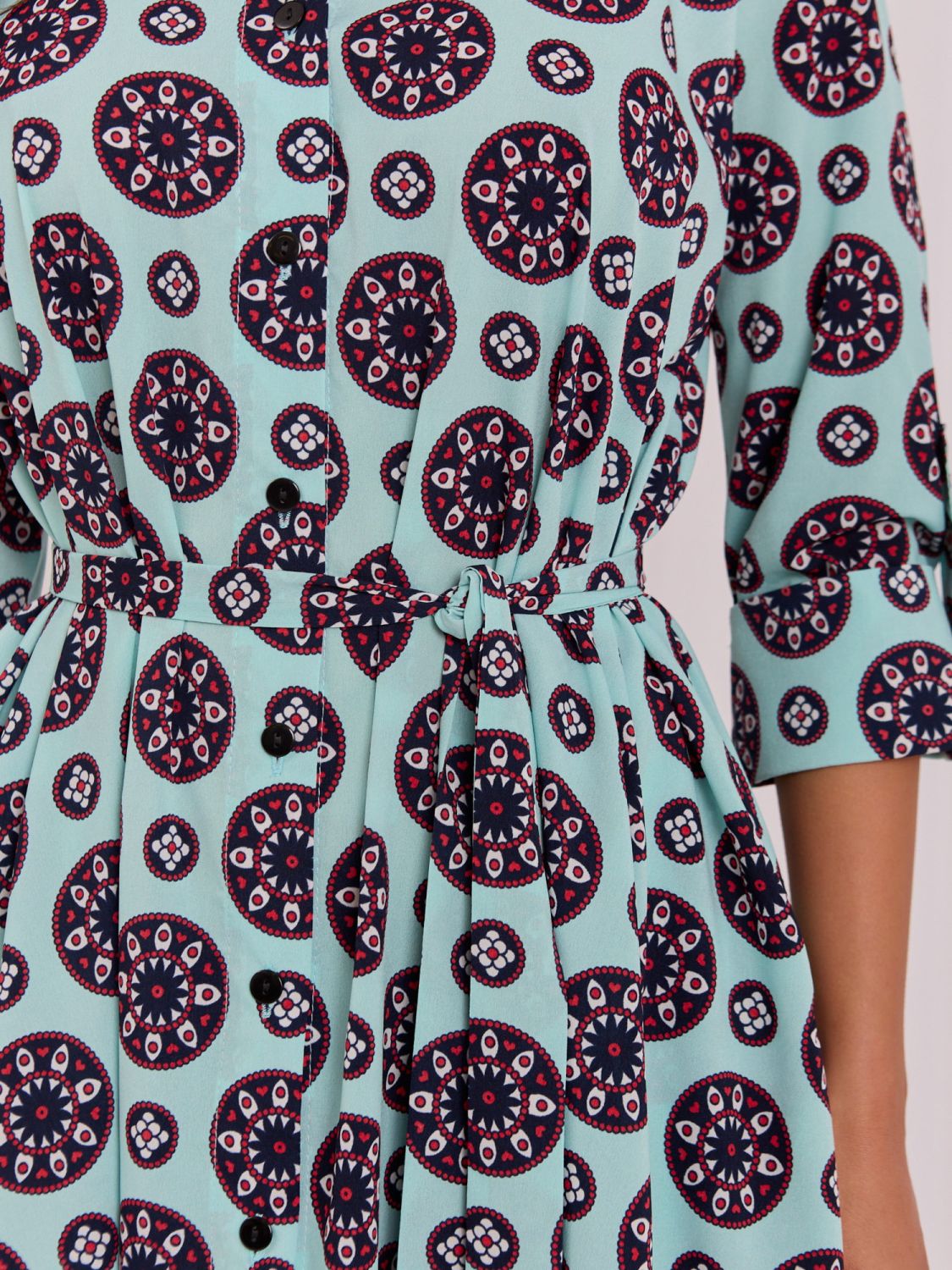 Elegantes ausgestelltes Midi-Kleid mit Gürtel und Print