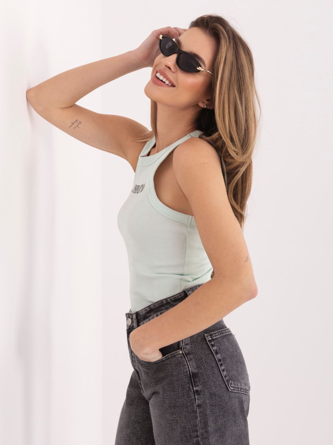 Mintgrünes Ripp-Top mit Stickerei