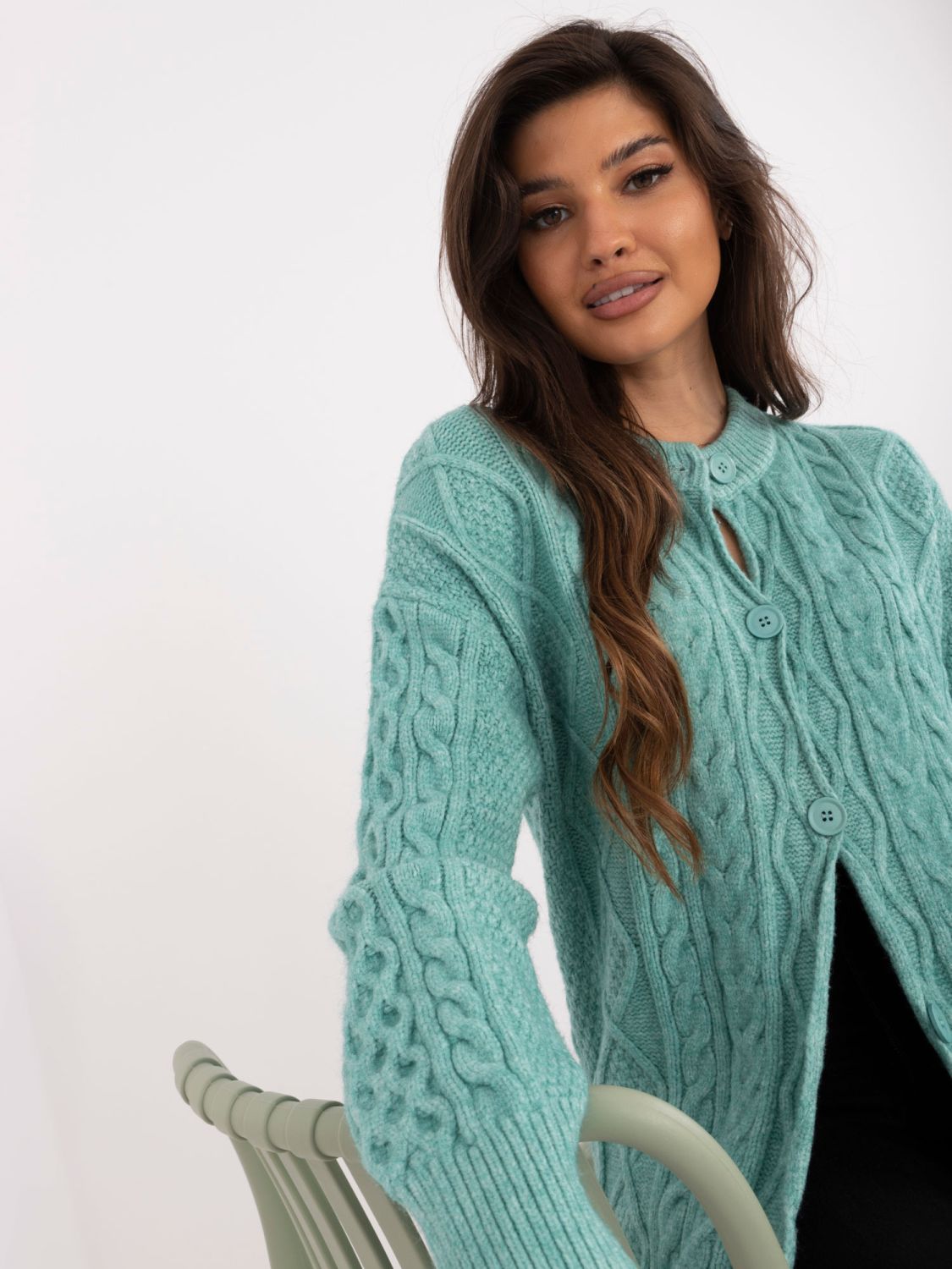 Langer mintgrüner Strickpullover mit Knöpfen und Struktur