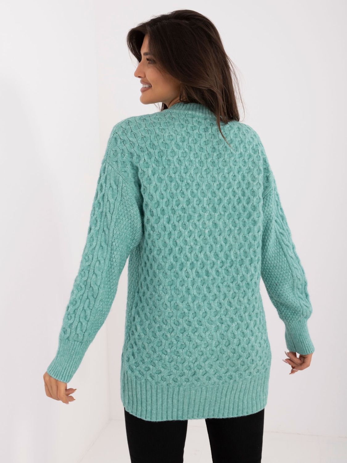 Langer mintgrüner Strickpullover mit Knöpfen und Struktur