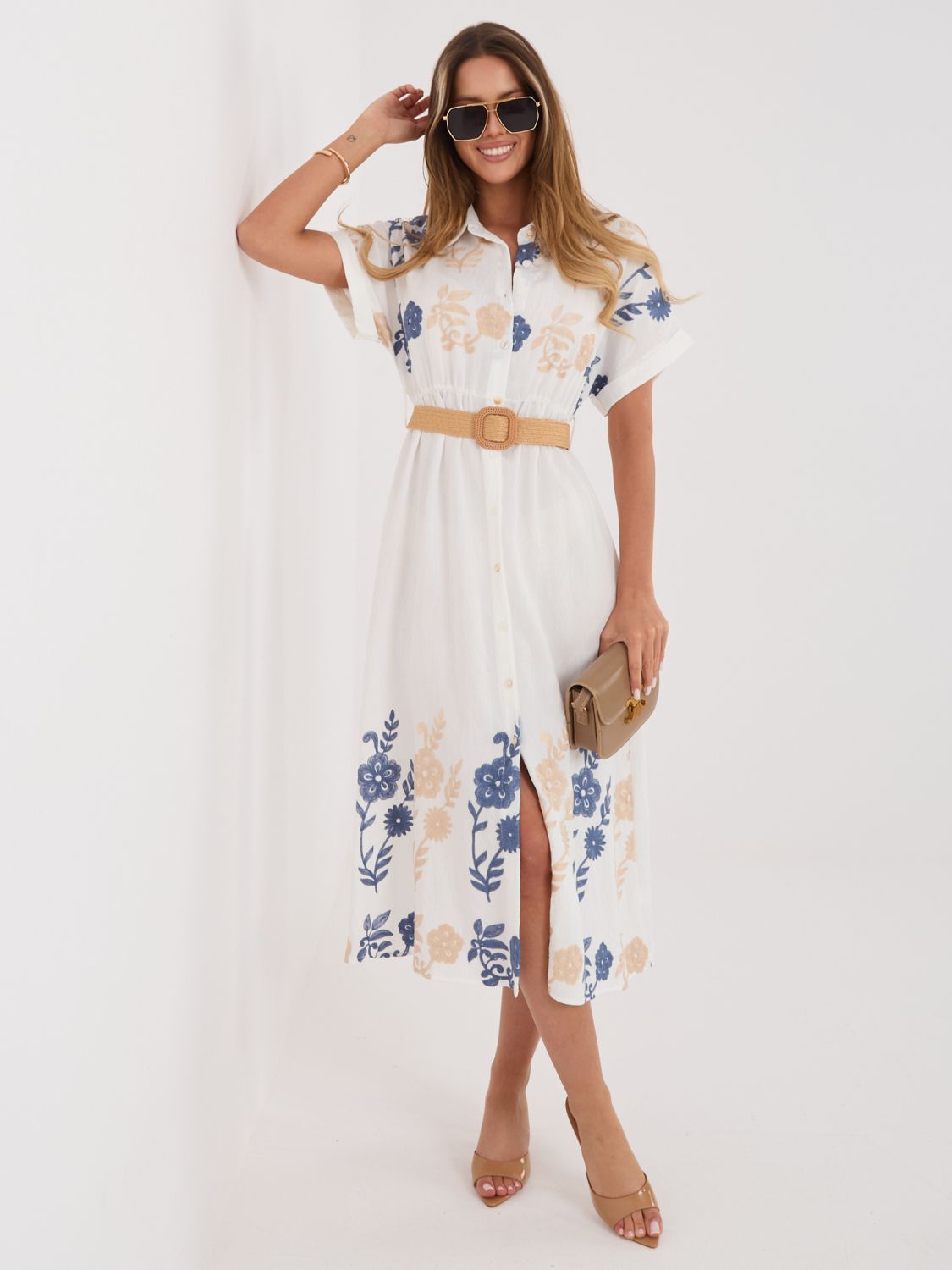 Weiß-blaues Hemdblusenkleid mit Stickerei und Gürtel, midi