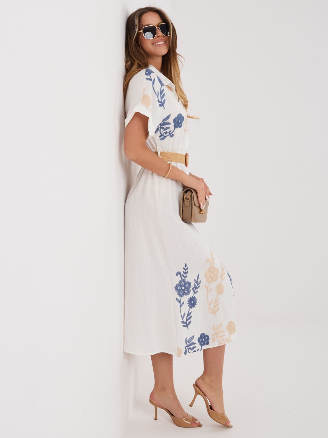 Weiß-blaues Hemdblusenkleid mit Stickerei und Gürtel, midi