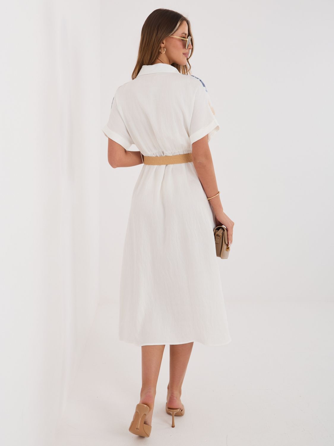 Weiß-blaues Hemdblusenkleid mit Stickerei und Gürtel, midi