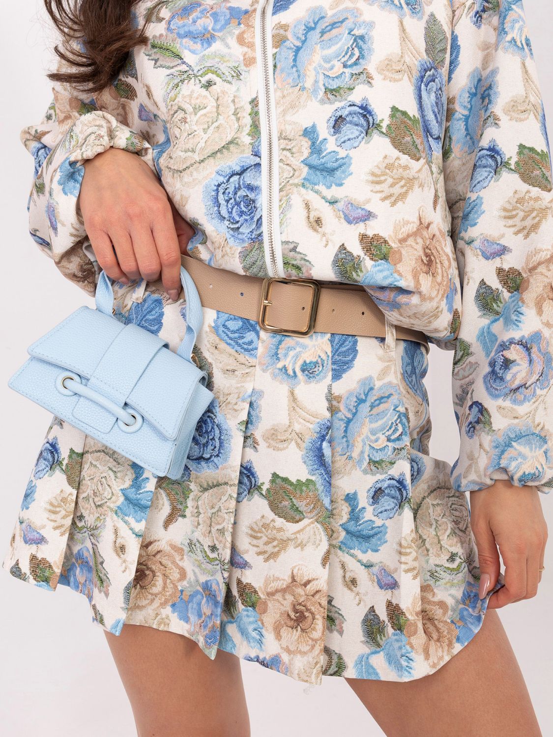 Blaue Shorts mit Blumenmuster, weitem Bein und Gürtel