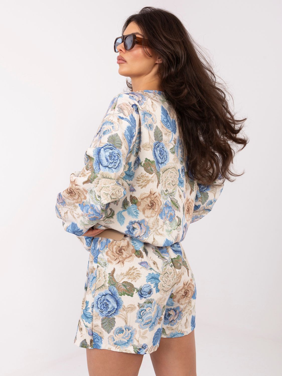 Blaue Shorts mit Blumenmuster, weitem Bein und Gürtel