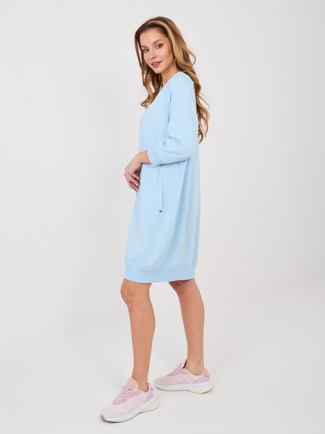 Hellblaues Baumwollkleid mit 3/4-Ärmeln und V-Ausschnitt