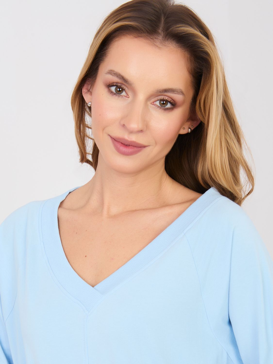 Hellblaues Baumwollkleid mit 3/4-Ärmeln und V-Ausschnitt