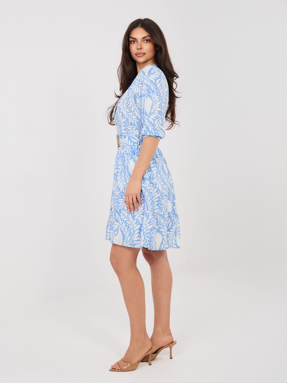 Blaues Kleid mit Print und Gürtel