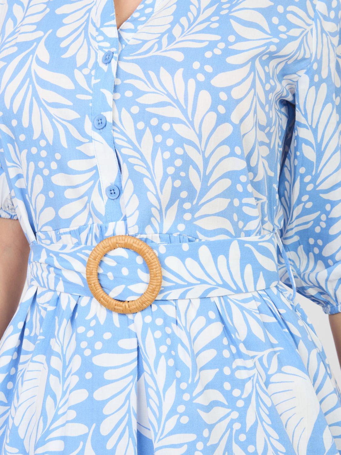 Blaues Kleid mit Print und Gürtel