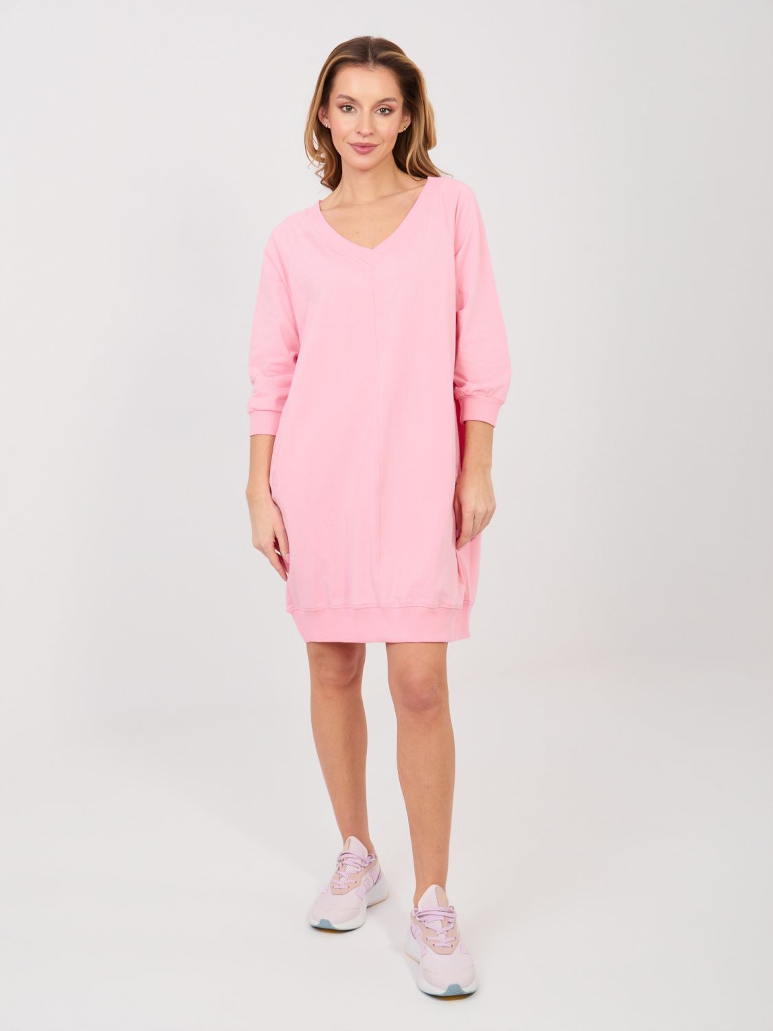 Rosa Sweatkleid mit 3/4-Ärmeln und V-Ausschnitt