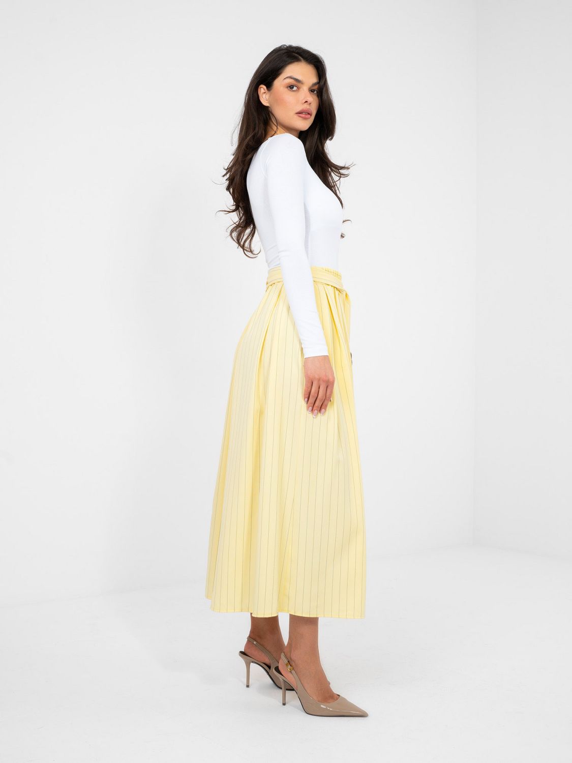 Gelber eleganter Midi-Rock mit Streifen und Gürtel