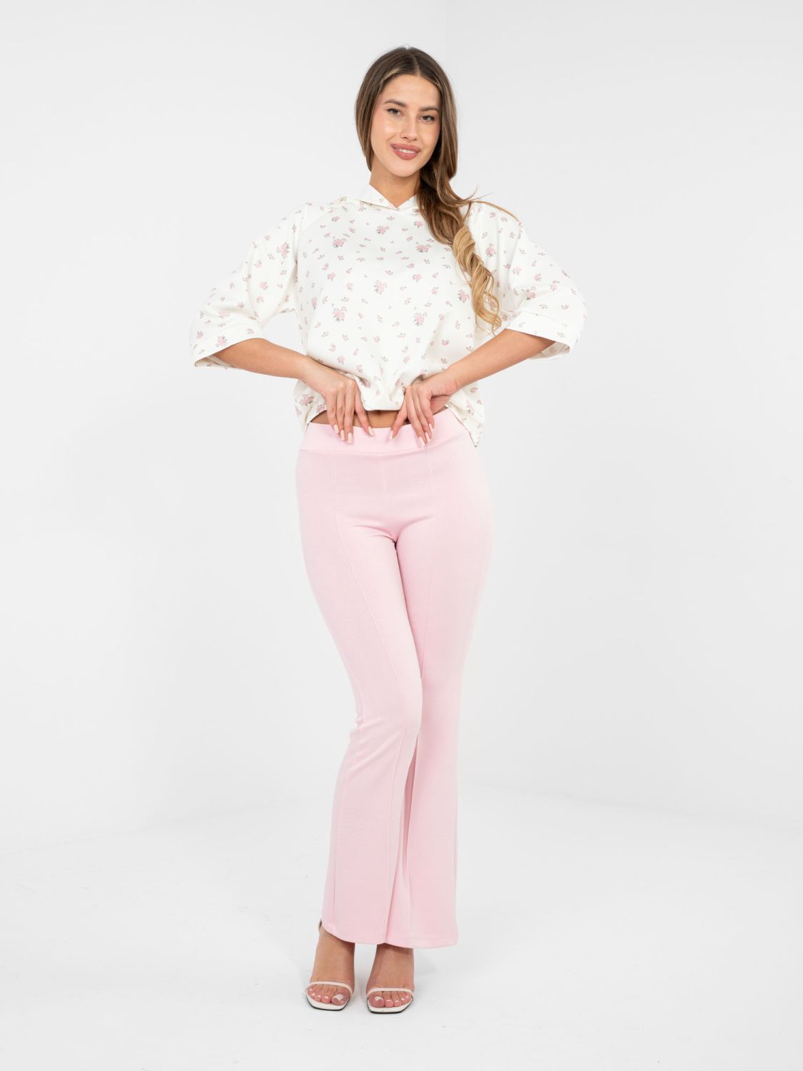 Modische rosa Sporthose mit hohem Bund und weitem Bein