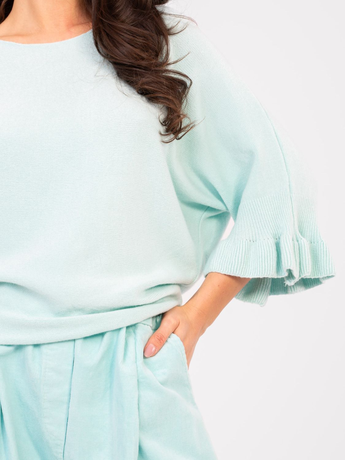 Eleganter hellblauer Pullover mit 3/4-Ärmeln und Volant