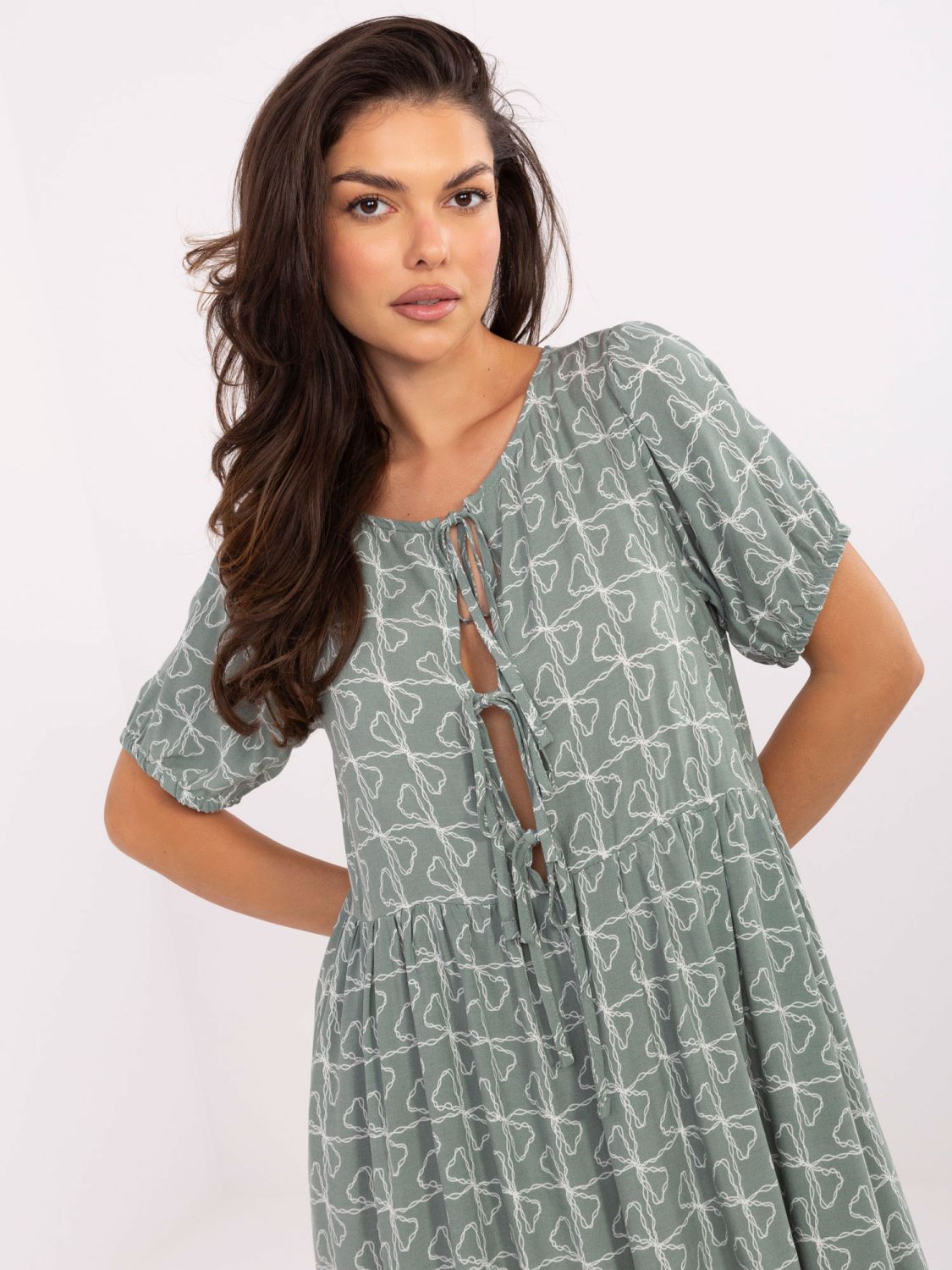 Pistazienfarbene ausgestellte Kleider