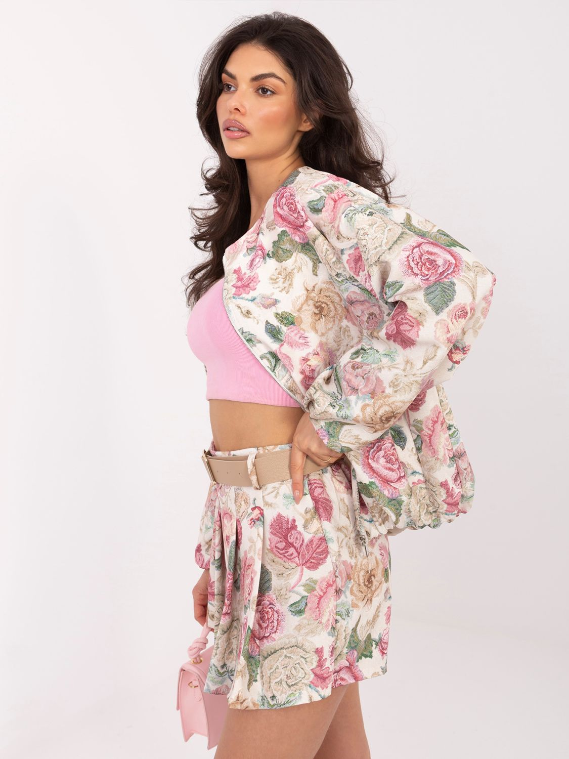 Rosa Shorts mit Blumenmuster, weitem Bein und Gürtel