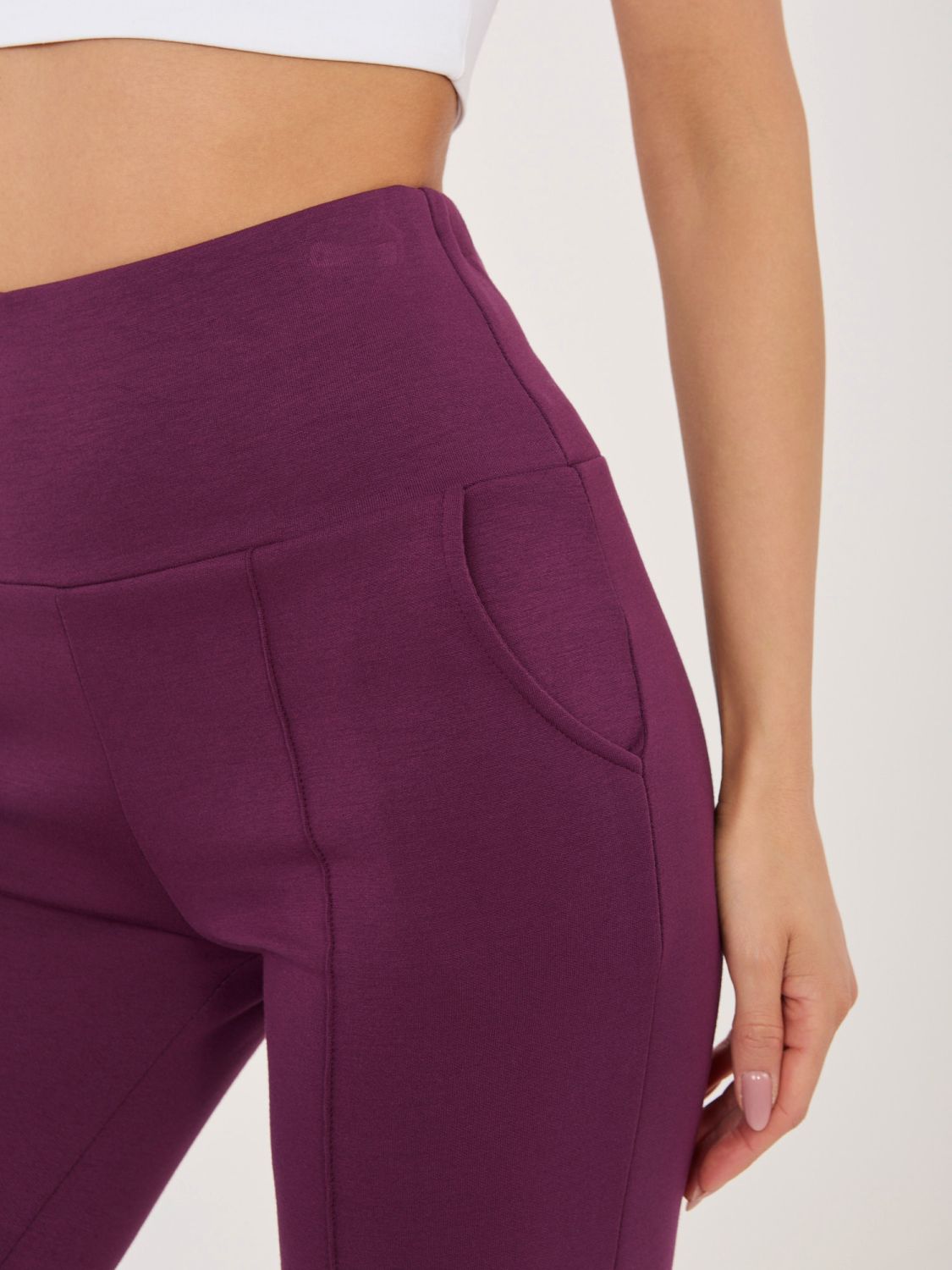 Lila Jogginghose mit geradem Bein