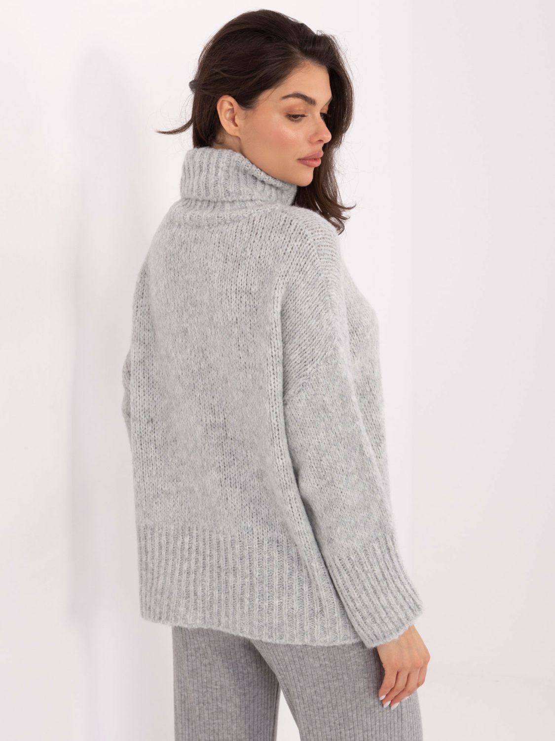 Grauer Rollkragenpullover mit glattem Muster