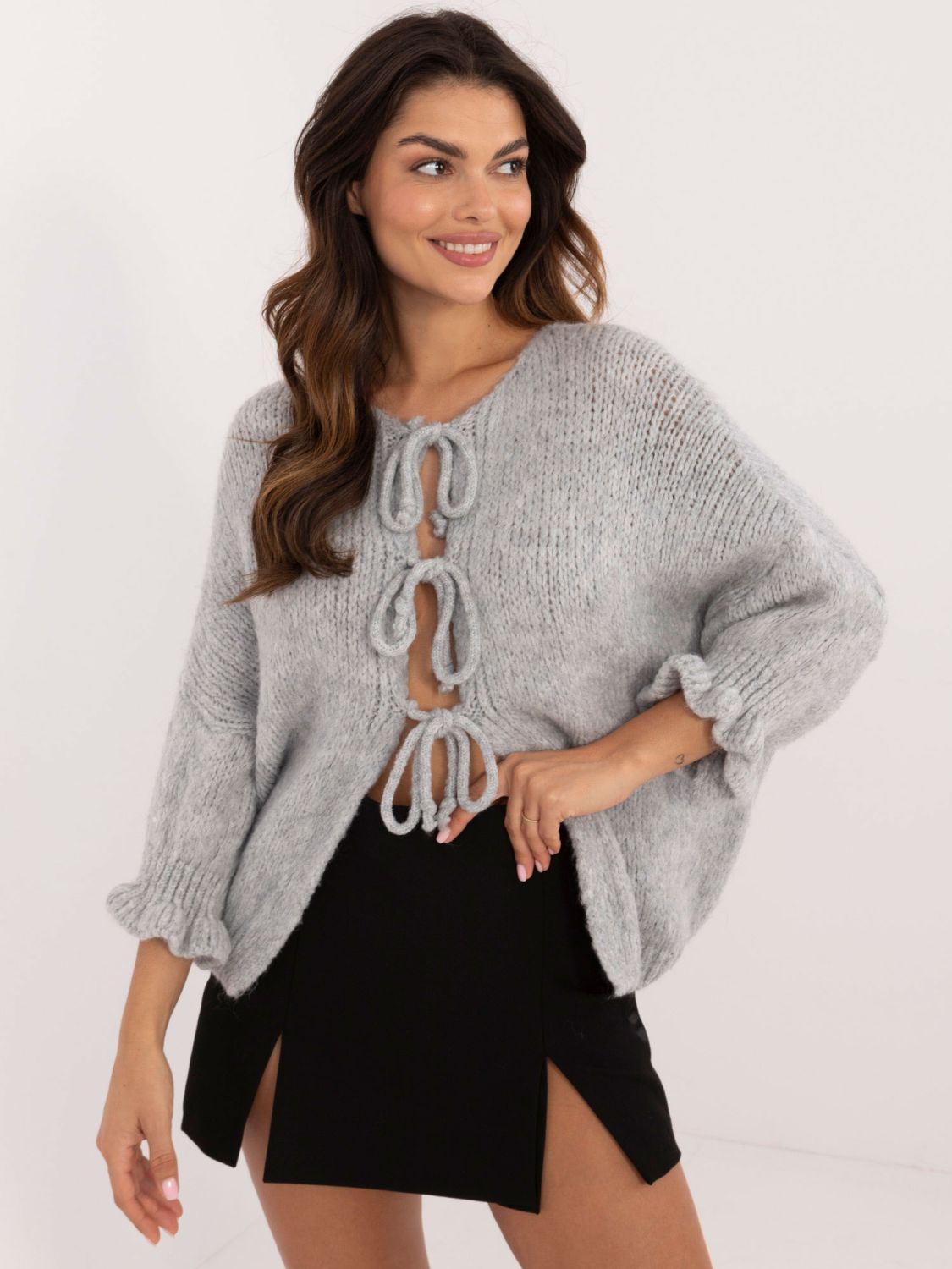 Stylischer grauer Pullover mit Bindung