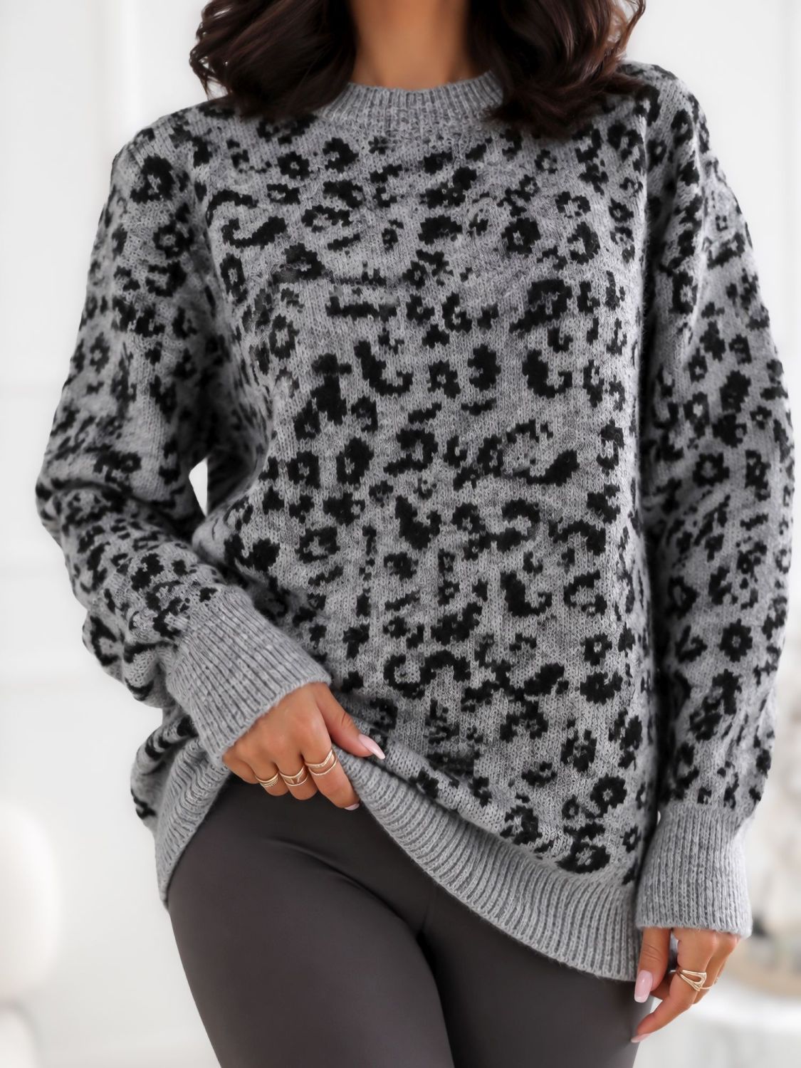Grauer Pullover mit Animal-Print
