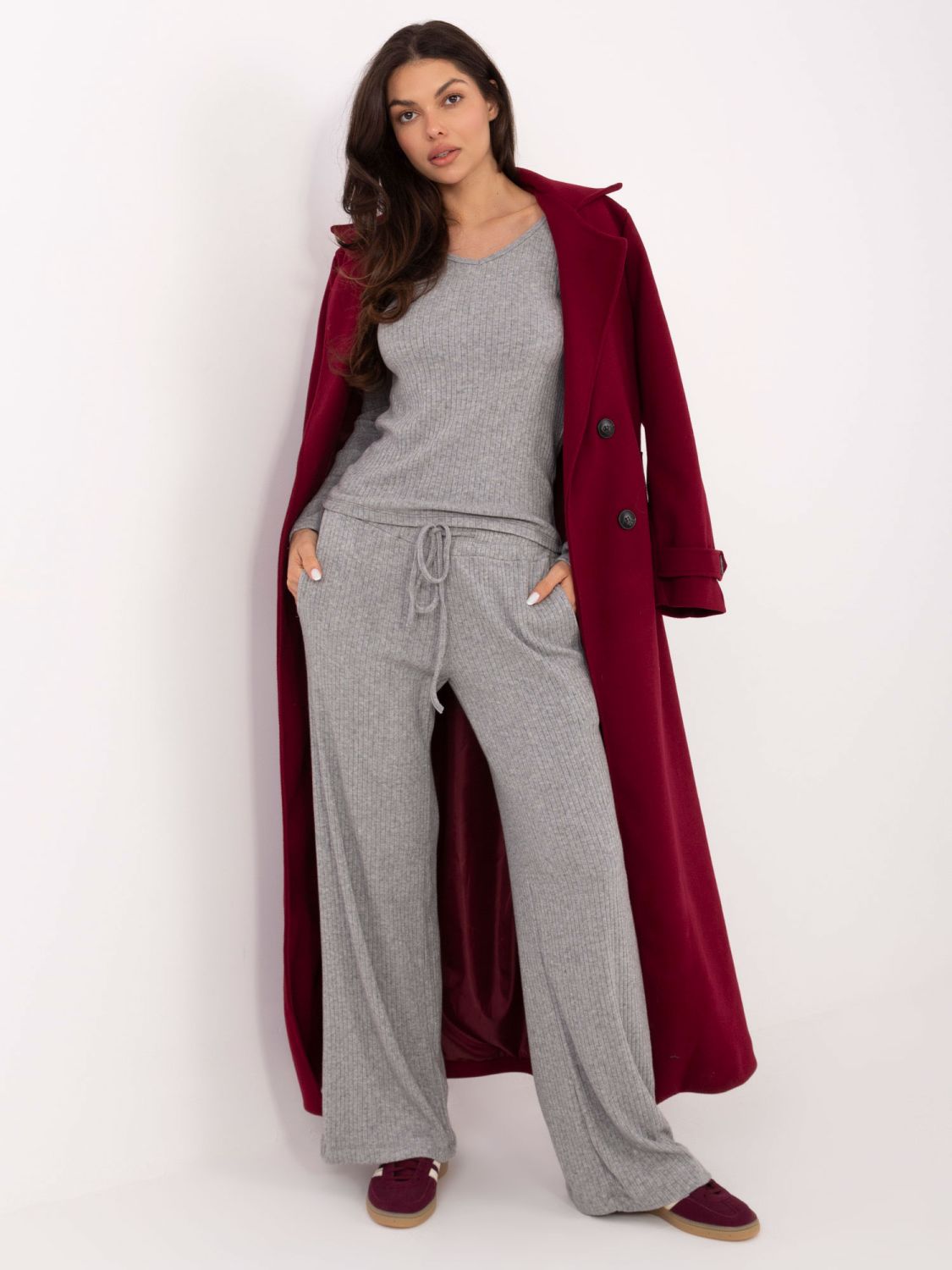 Grauer Rippstrickpullover mit V-Ausschnitt