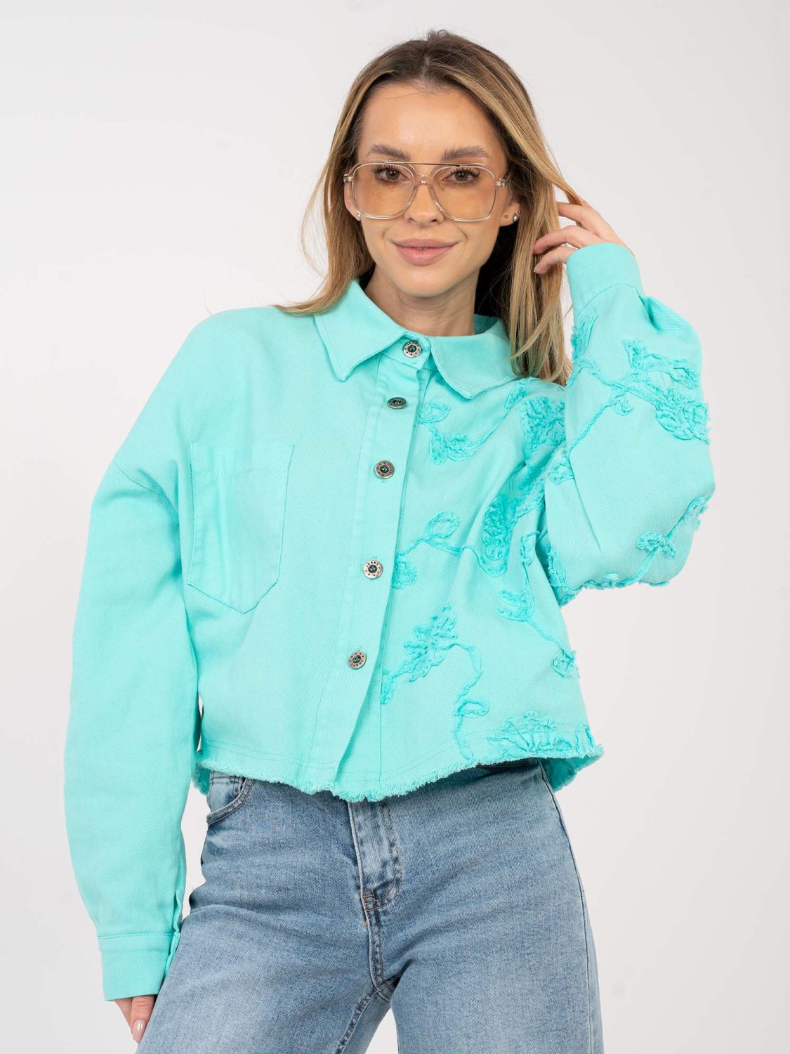 Damen-Jeansjacke in Türkis mit Blumenapplikation