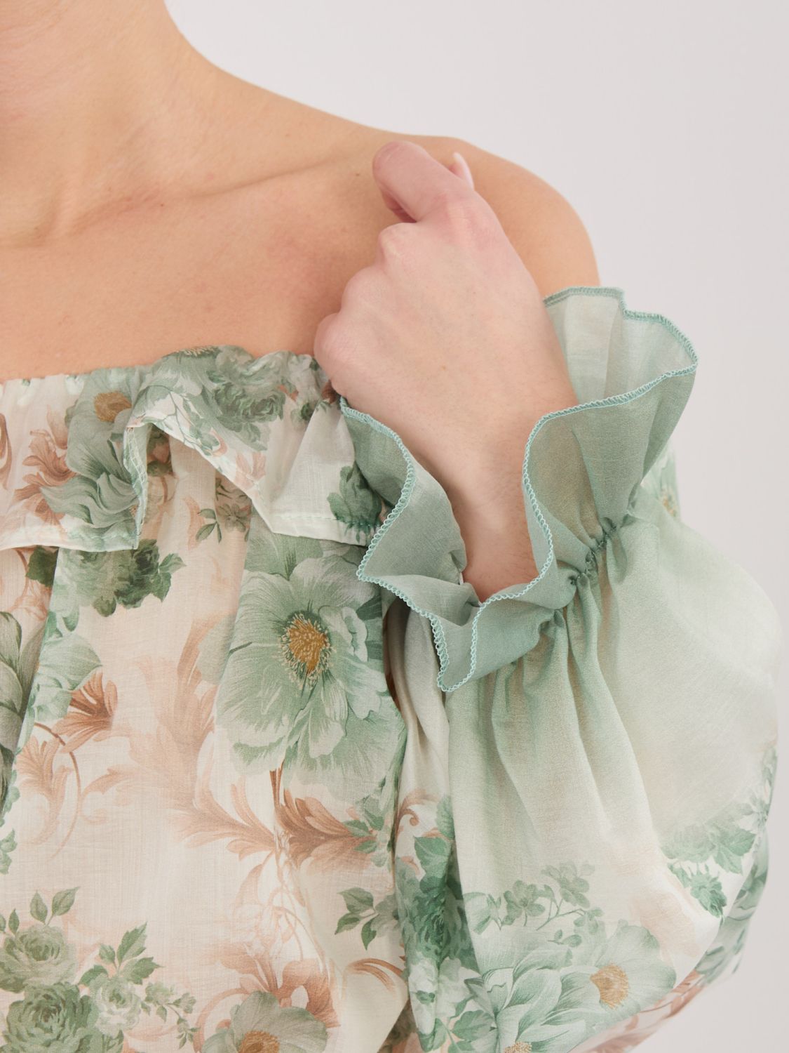 Grüne Bluse mit Blumenmuster und Carmen-Ausschnitt