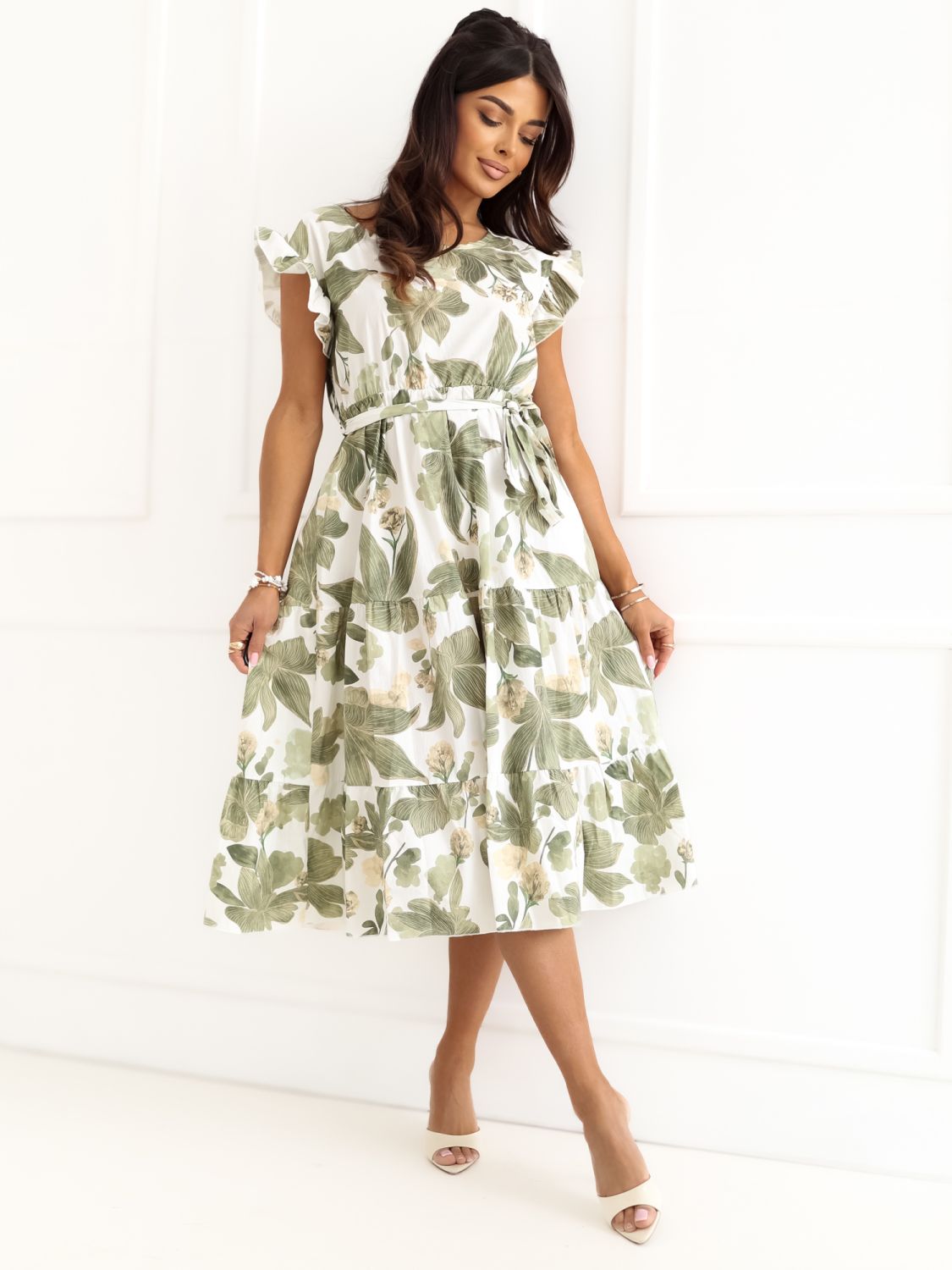 Grünes ausgestelltes Midi-Kleid mit Gürtel und Volant