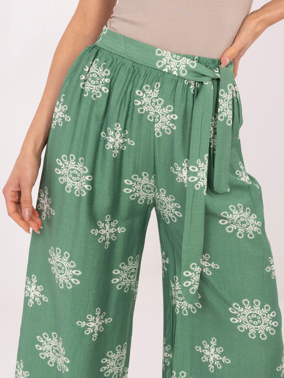 Grüne Palazzo-Hose mit Gürtel