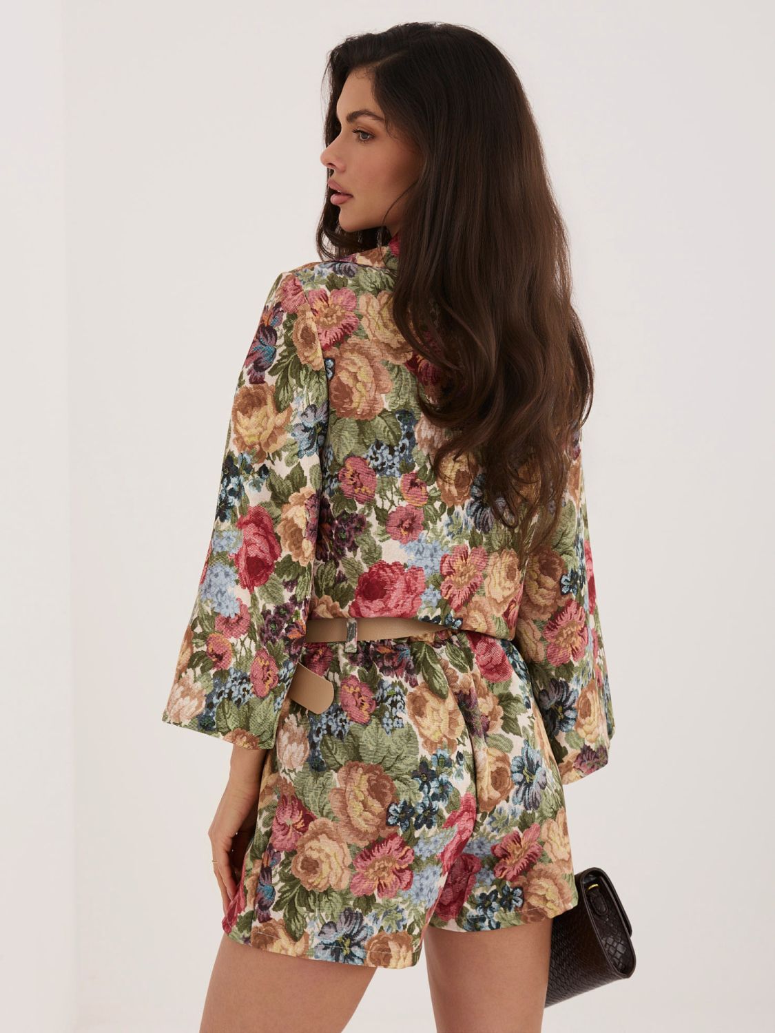 Grüne Shorts mit Blumenmuster, weitem Bein und Gürtel