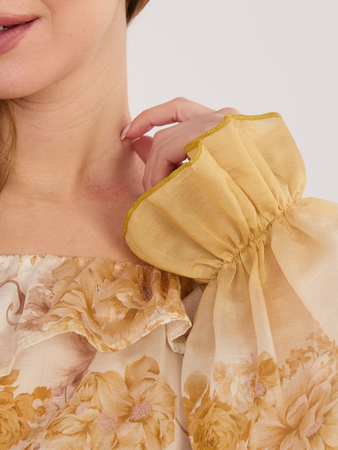 Gelbe Bluse mit Blumenmuster und Carmen-Ausschnitt