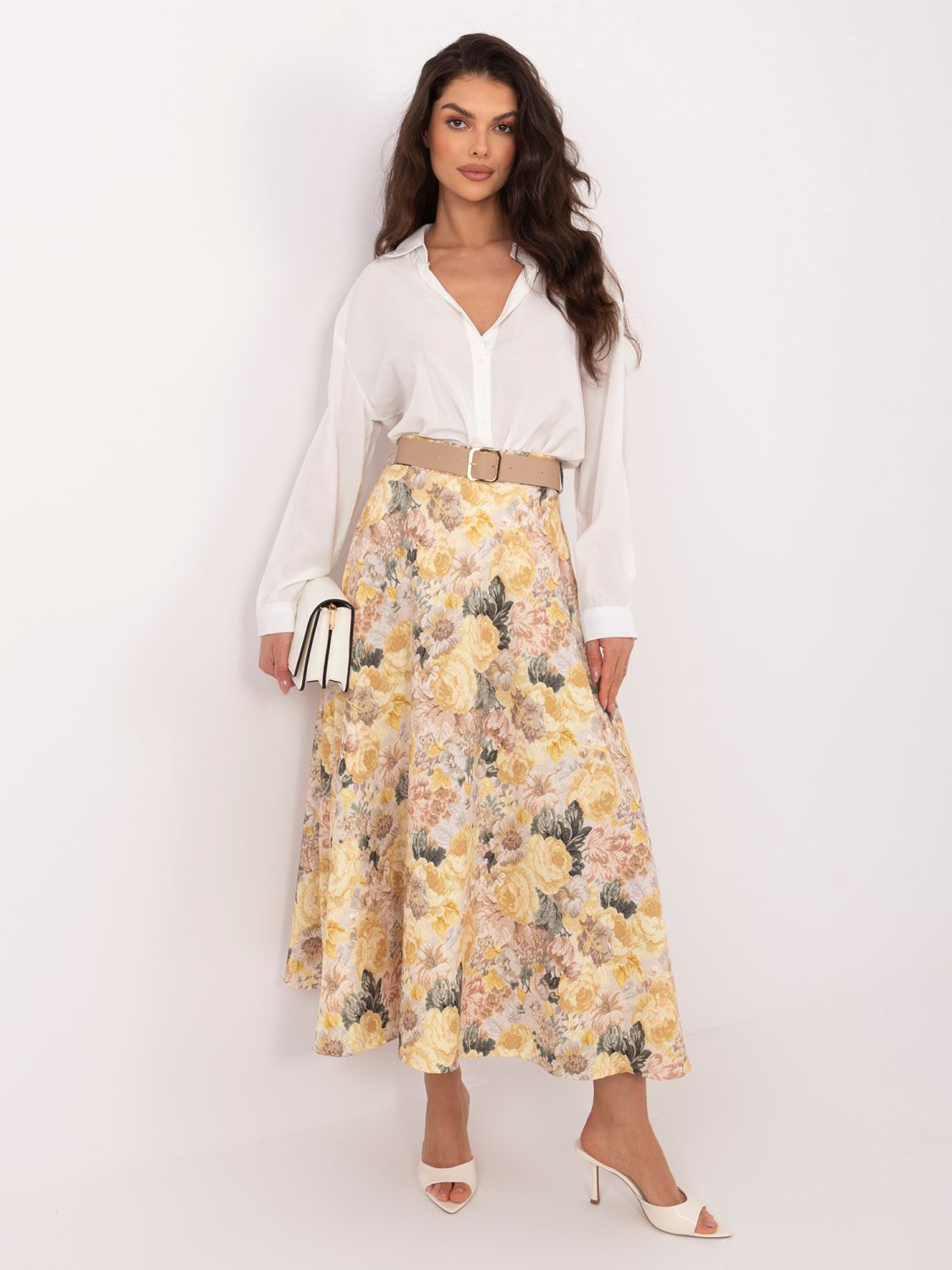 Gelber Midirock mit Blumenmuster und Gürtel