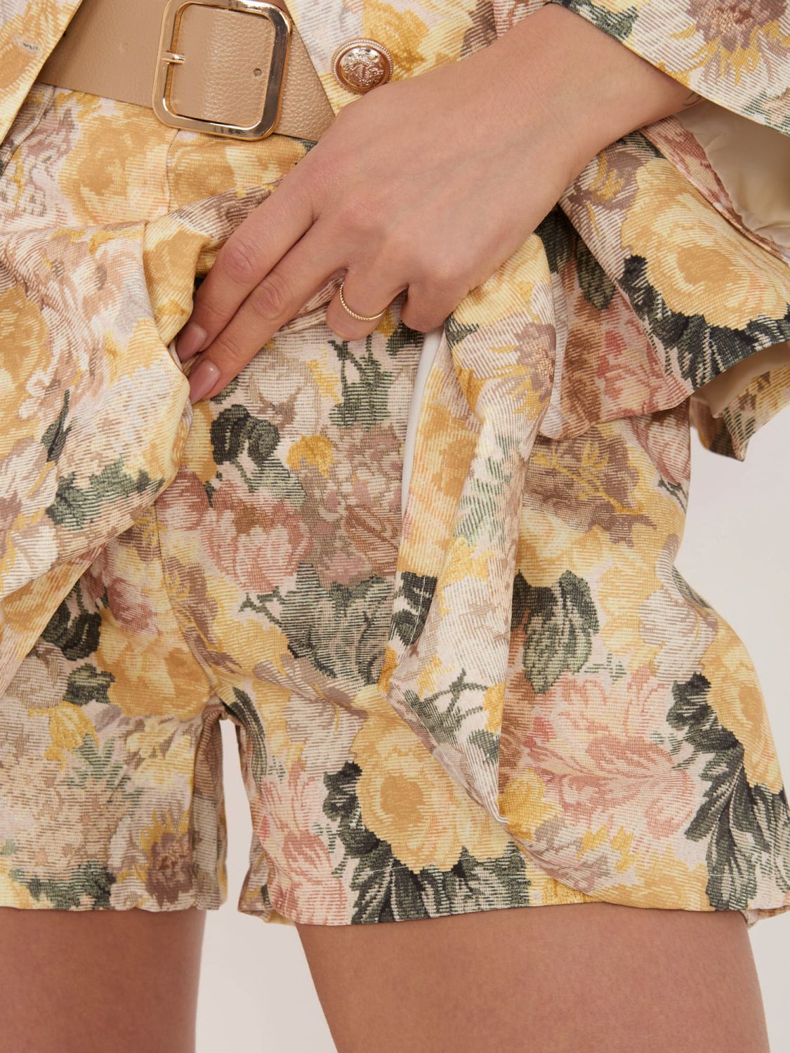 Gelbe Shorts mit Blumenmuster, weitem Bein und Gürtel
