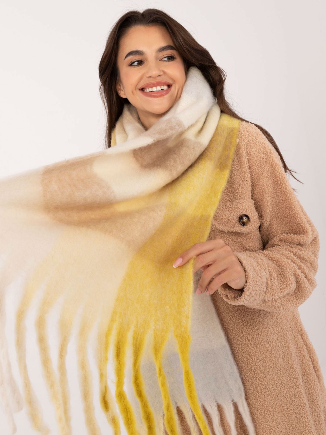 Eleganter gelber Schal mit Karomuster