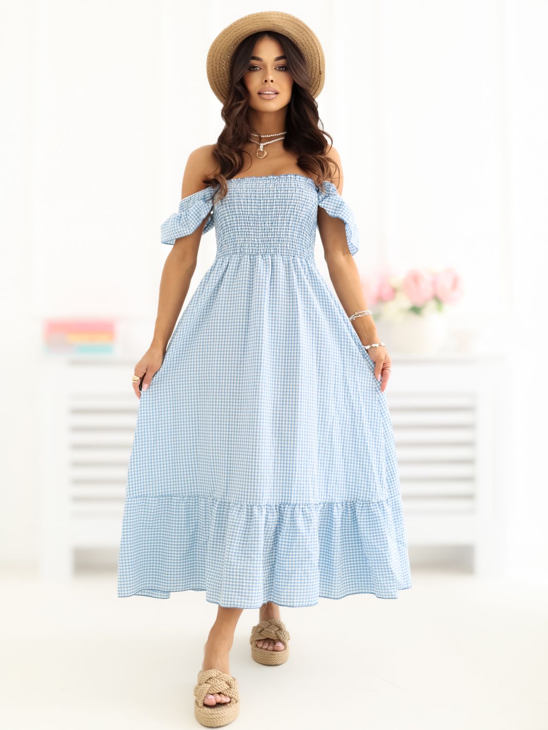 Hellblaues Midi-Kleid mit Volant und Karomuster