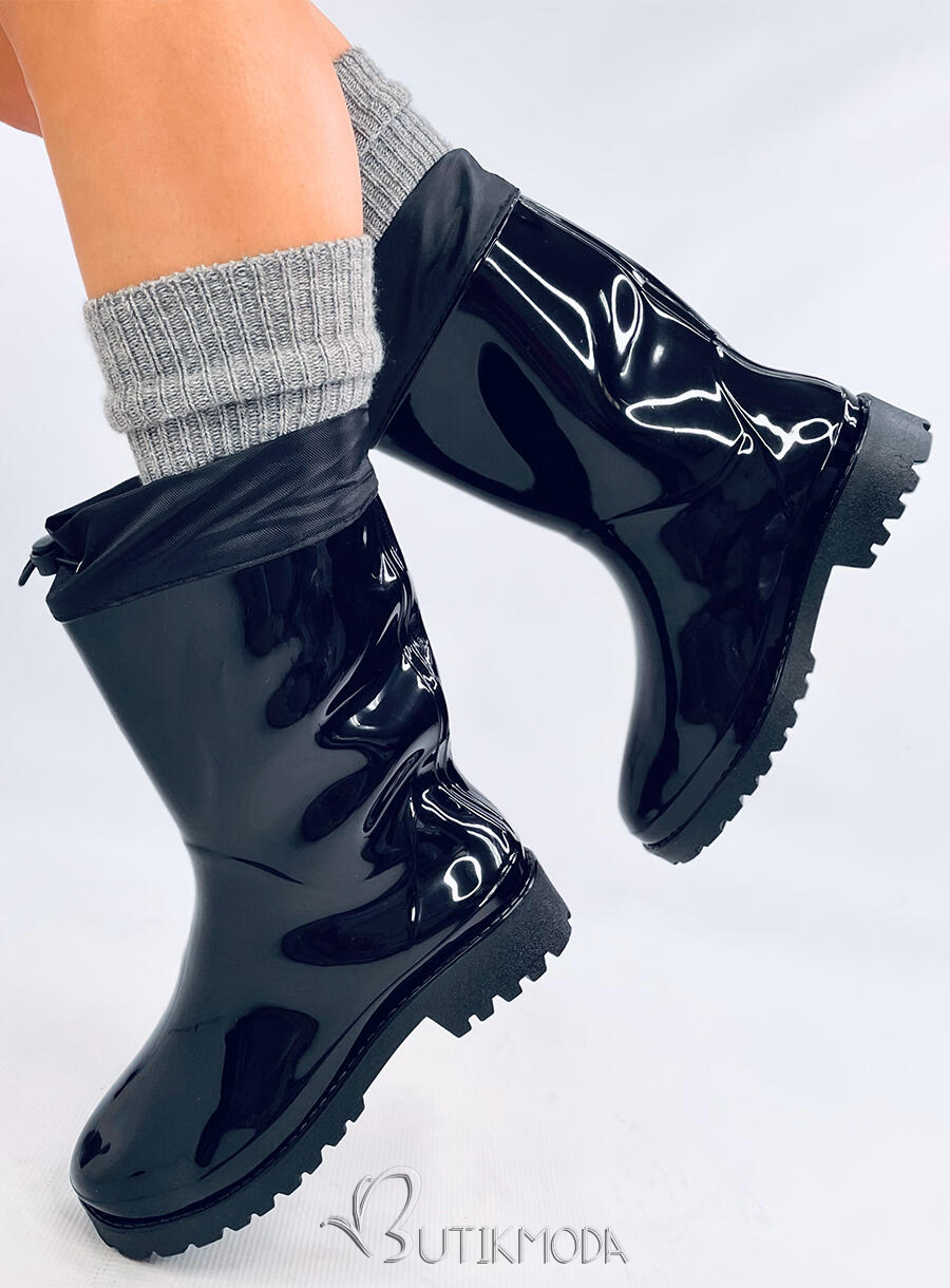 Glänzende schwarze Gummistiefel