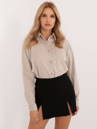 Stilvolle beige Bluse mit langen Ärmeln