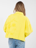Kurze gelbe Jeansjacke mit Blumenapplikation