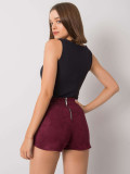 Bordeauxfarbene Shorts aus Wildlederimitat von RUE PARIS