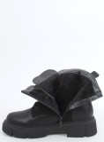 Schwarze Stiefel mit dicker Sohle