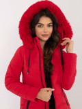 Bequeme rote Winterjacke mit Kapuze