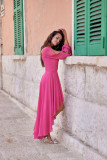Asymmetrisches Maxi-Kleid mit langen Ärmeln in Amaranth